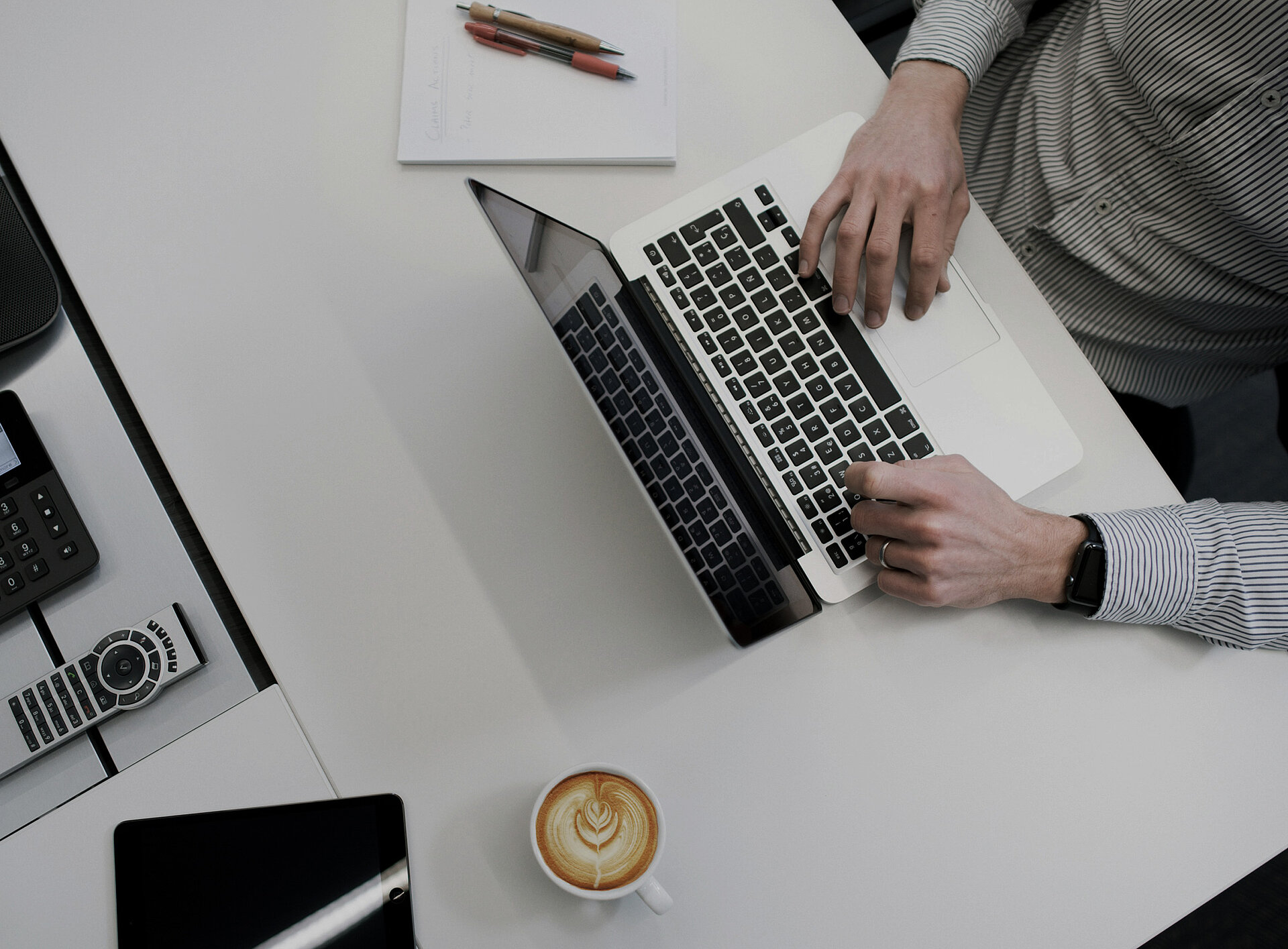 Laptop auf einem weißen Schreibtisch