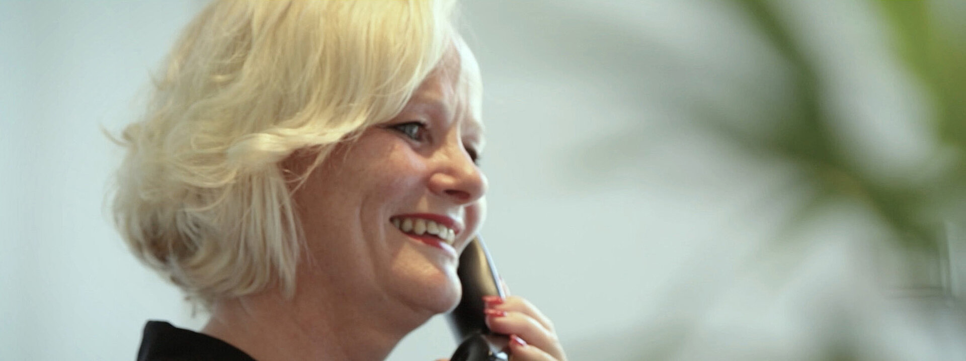 Eine Frau telefoniert