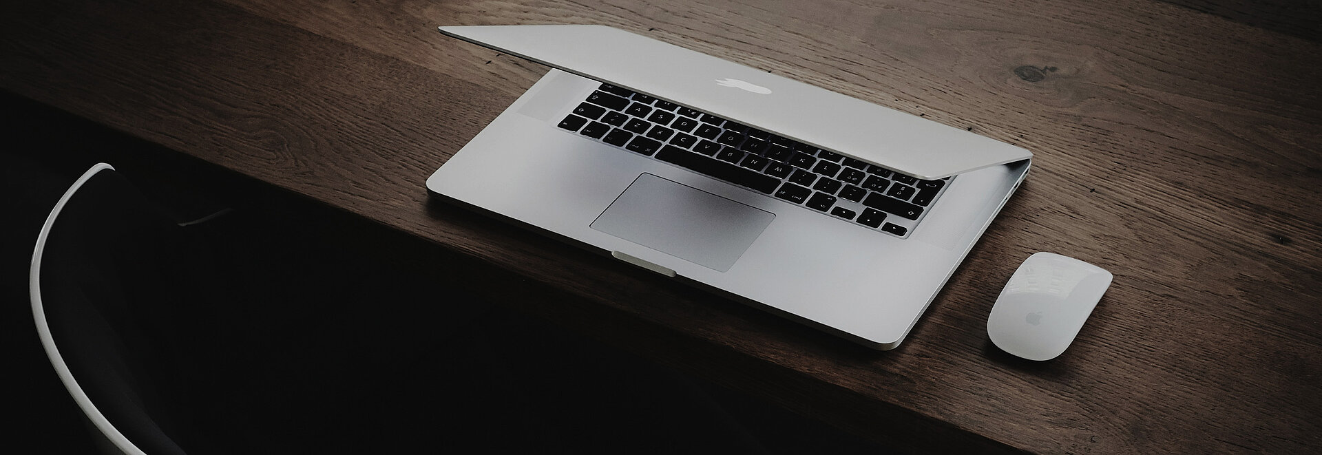 Ein Macbook auf einem Schreibtisch