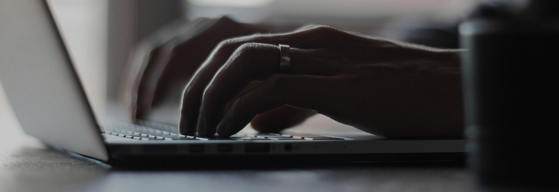 Jemand tippt etwas auf dem Laptop
