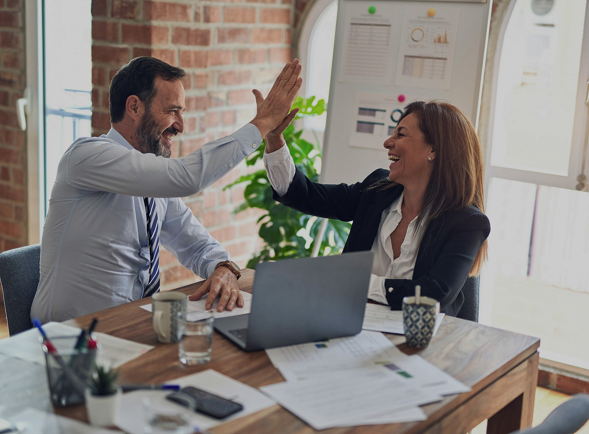 Zwei Personen klatschen in die Hände