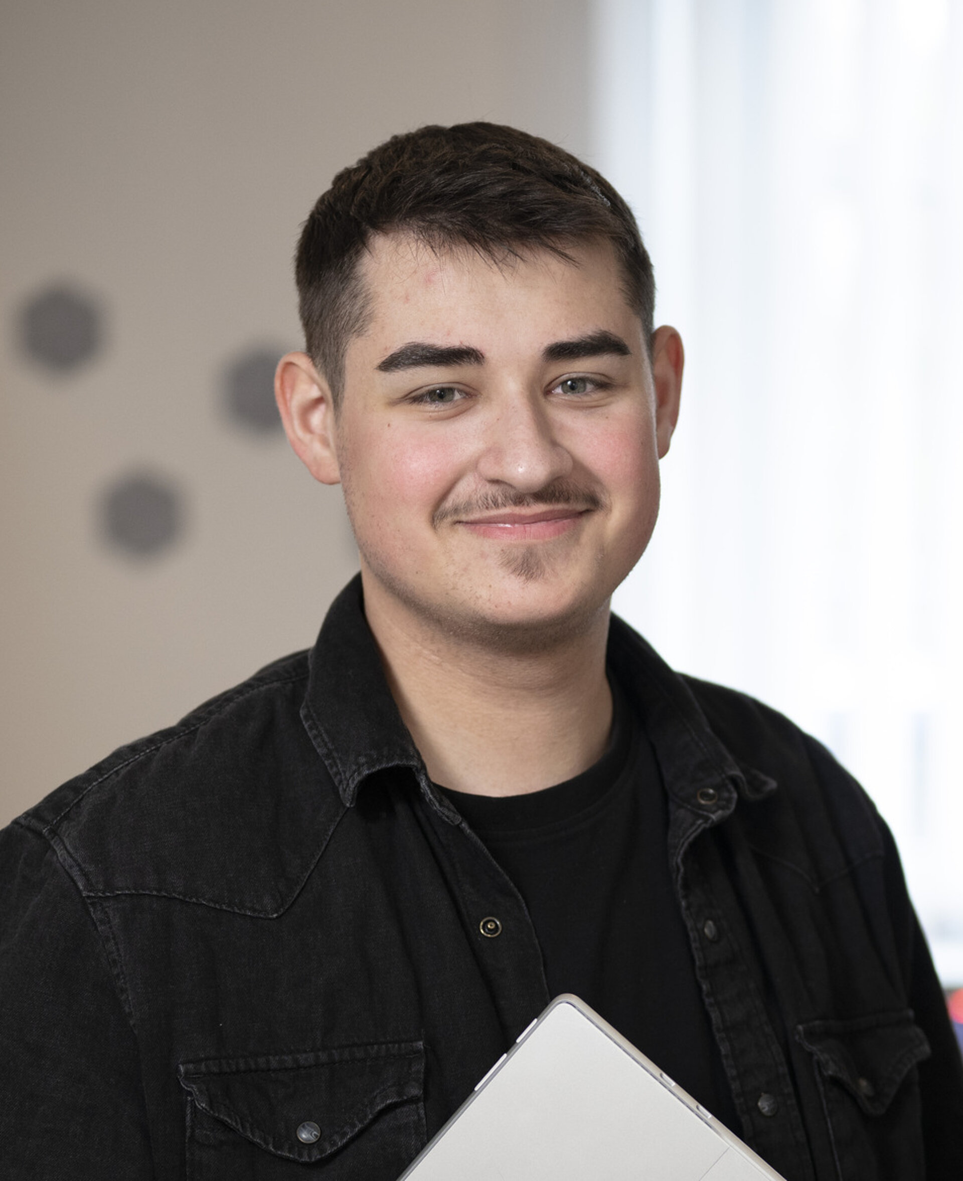 Portraitfoto Dennis Geibel