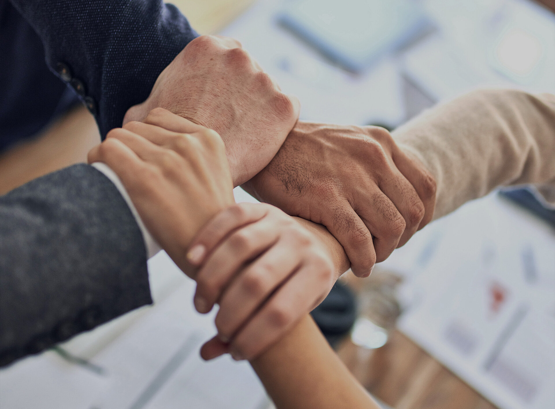 Nahaufnahme von ineinander greifenden Händen