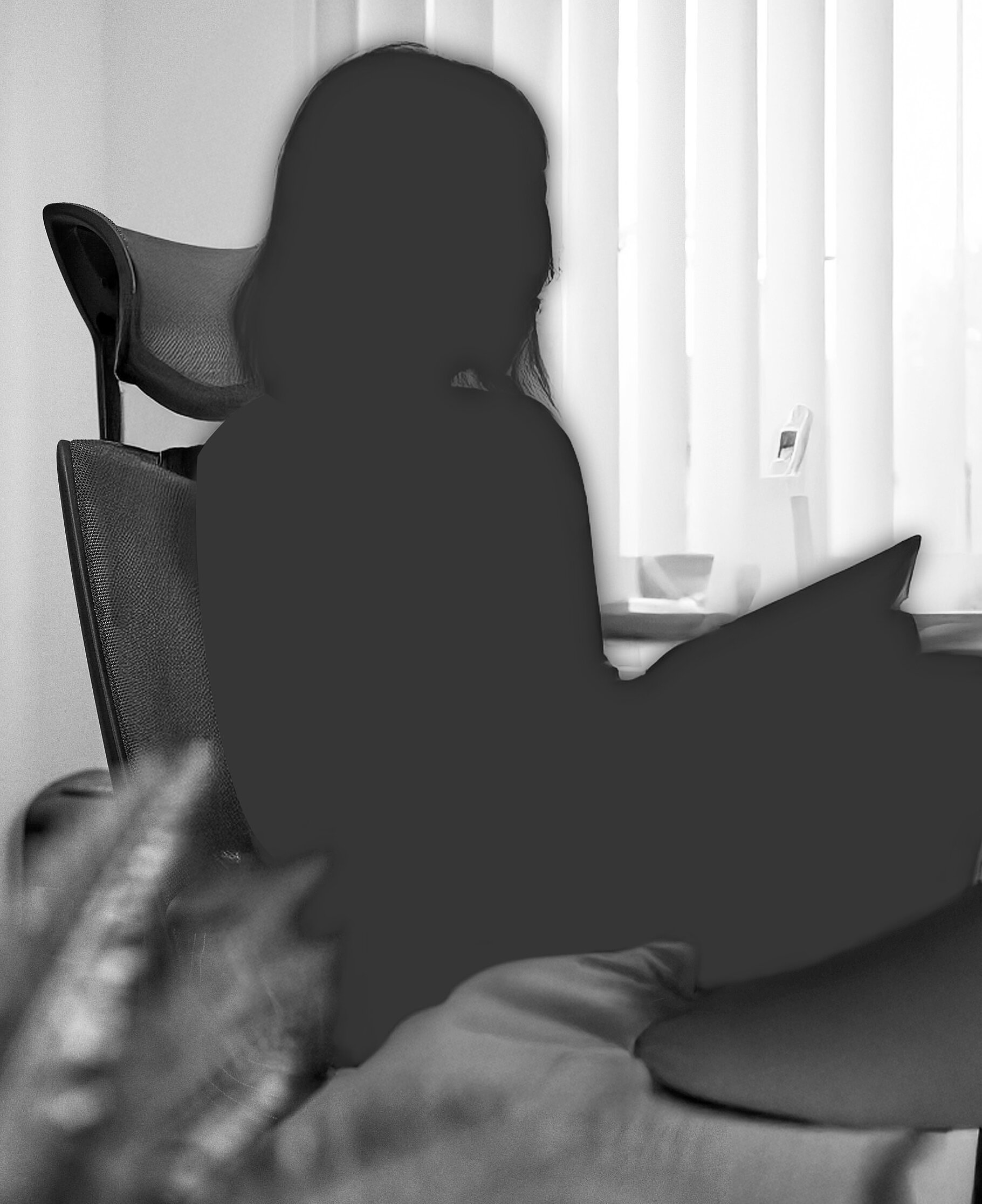 Platzhalter Bild - Silouhette einer Frau im Büro