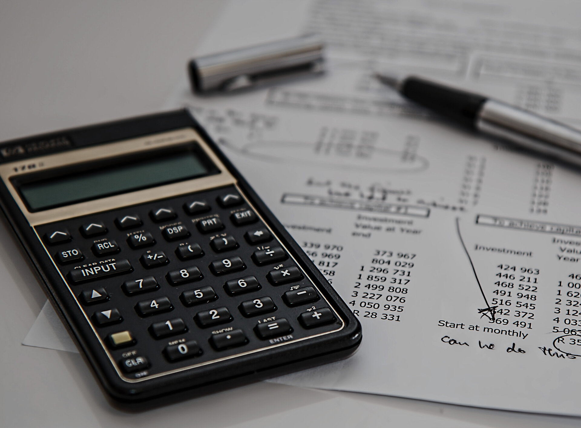 Ein Taschenrechner und Stift und Papier