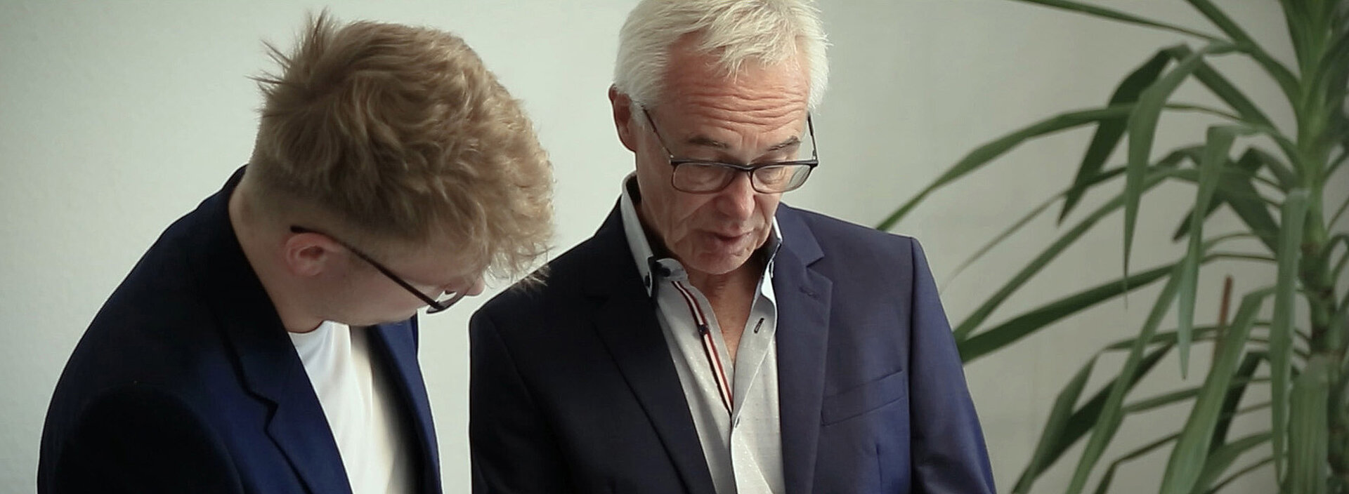 Ein Gespräch zwischen Zwei Personen im Steuerbüro