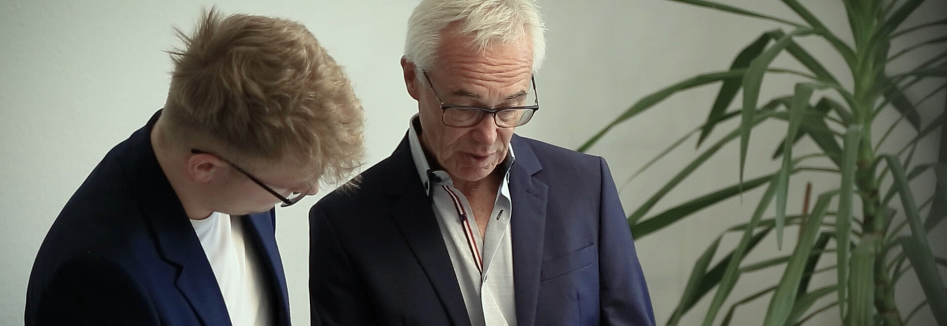 Ein Gespräch zwischen Zwei Personen im Steuerbüro