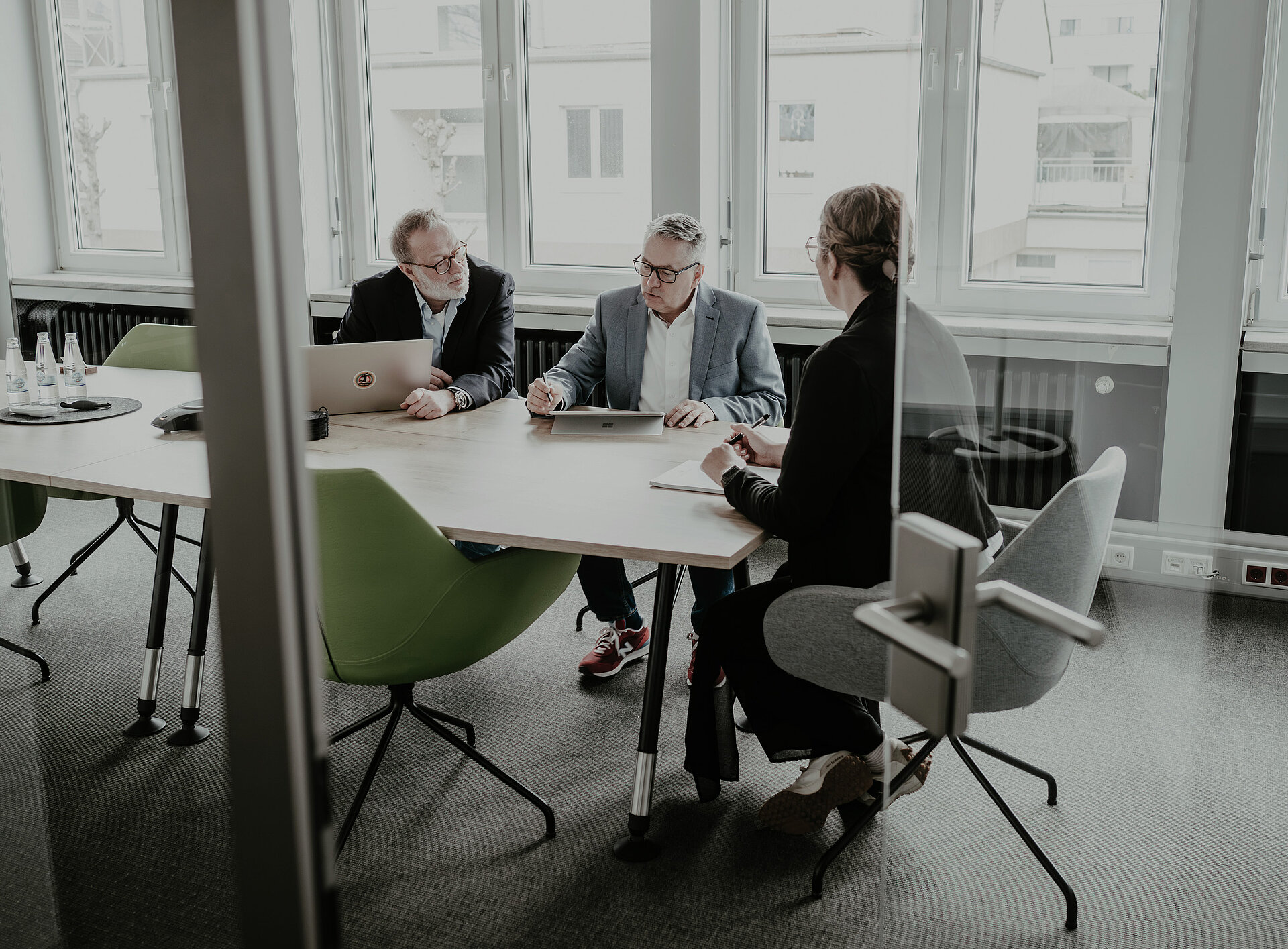 Mehrere Personen unterhalten sich am Tisch