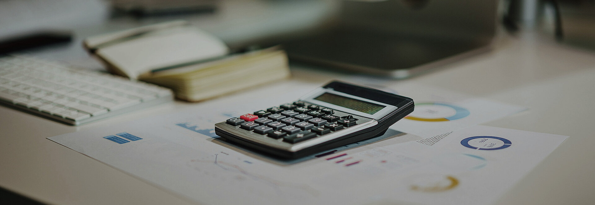 EIn Taschenrechner auf verschiedenen Notizen